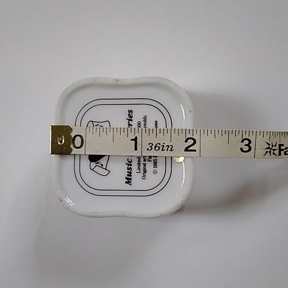 Music Box Series Fine Porcelain 1985 Heritage House - Picture 5 of 5